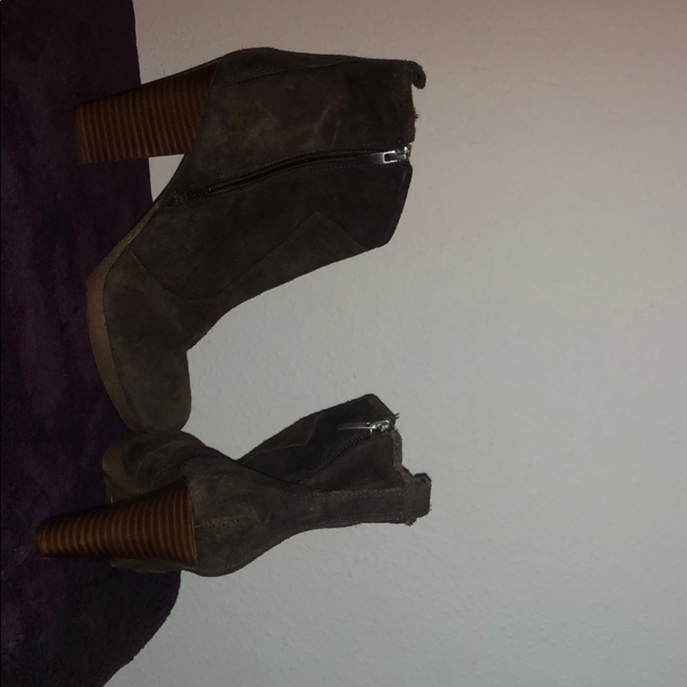 Cute brown suede w 3 in heel and 1/4 in toe